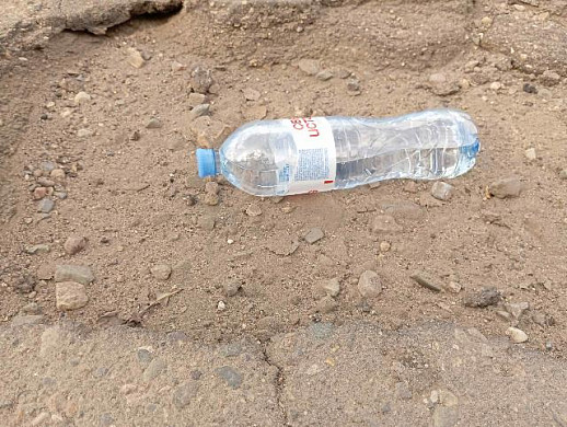 В разбитой дороге можно спрятать бутылку с водой